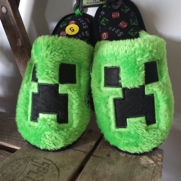 NWT Minecraft Creeper face gamer slippers Block Head logo house shoes youth sz 5 - Picture 1 of 4